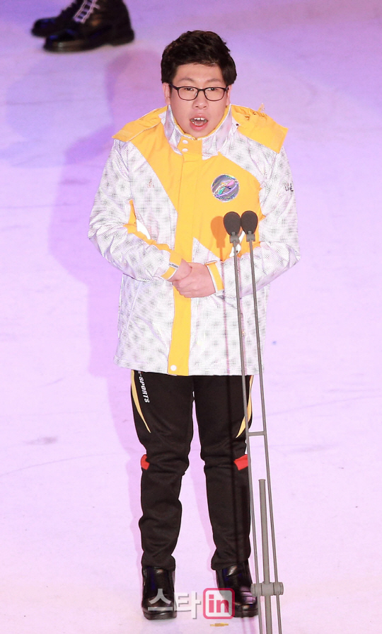 2013 평창동계스페셜올림픽 개막식에서 장애를 딛고 일어선 박모세 군이 애국가를 부르고 있다.jpg